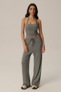 Conjunto Amalfi de top halter y pantalón acampanado de rayas