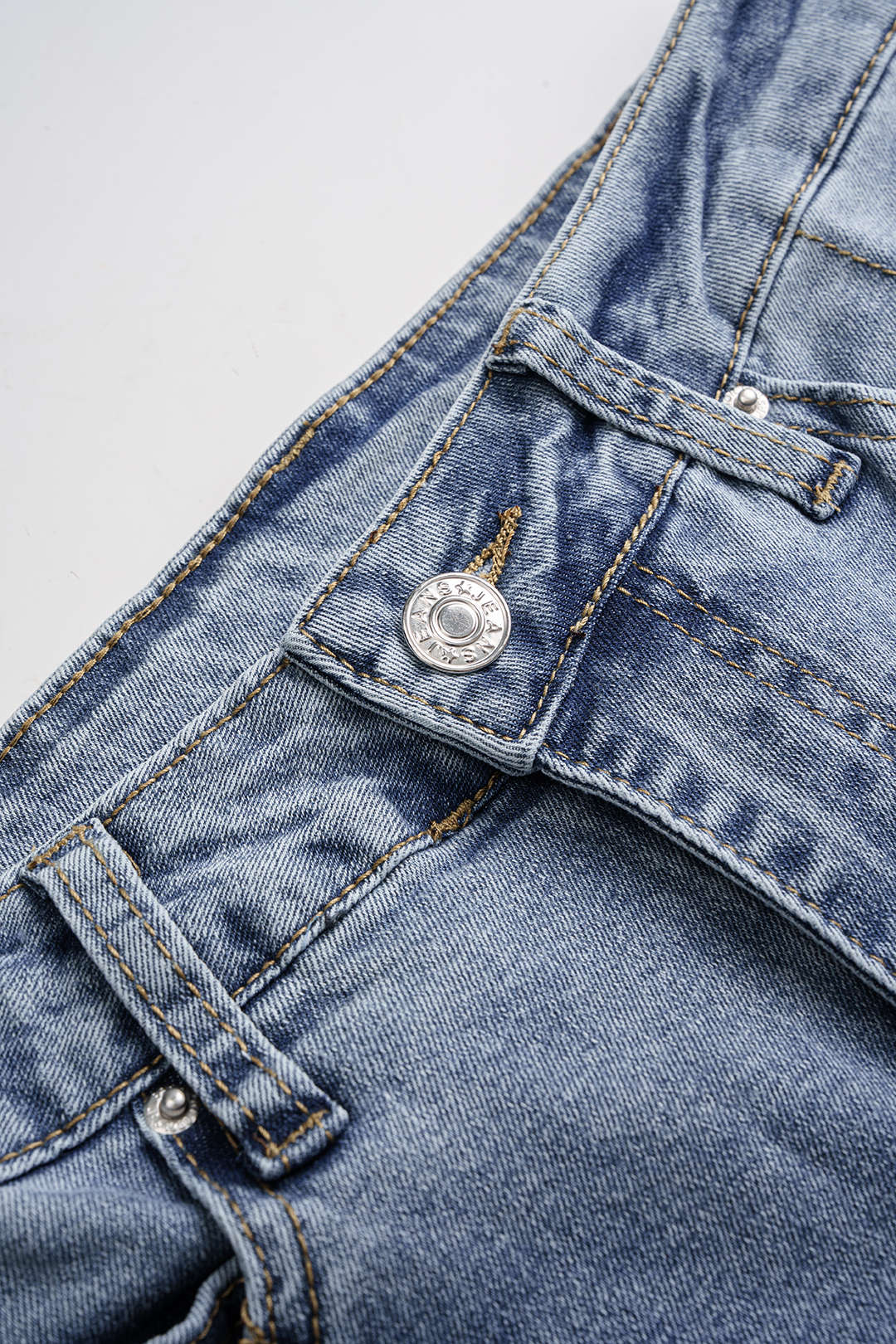 Paçaları kıvrılmış geniş paçalı kot pantolon