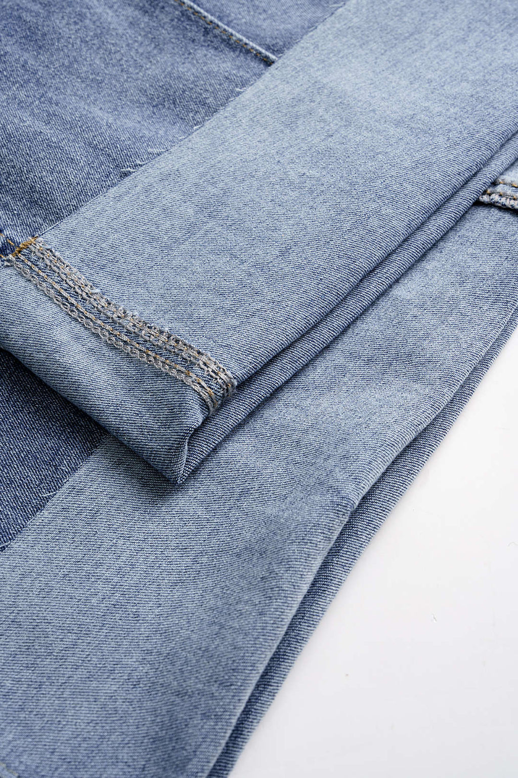 Paçaları kıvrılmış geniş paçalı kot pantolon