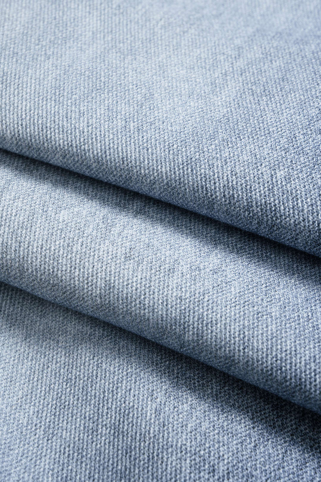 Dikkat Çekici Aksesuar: Geniş Paçalı Kot Pantolon