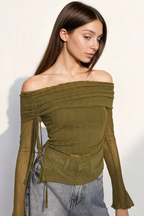 Omuzları açık triko bluz