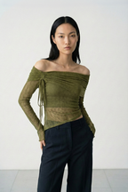 Omuzları açık triko bluz