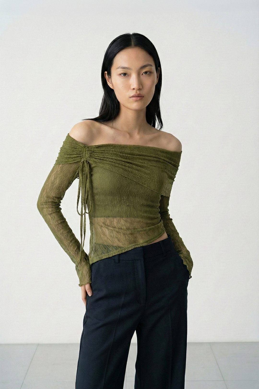 Omuzları açık triko bluz