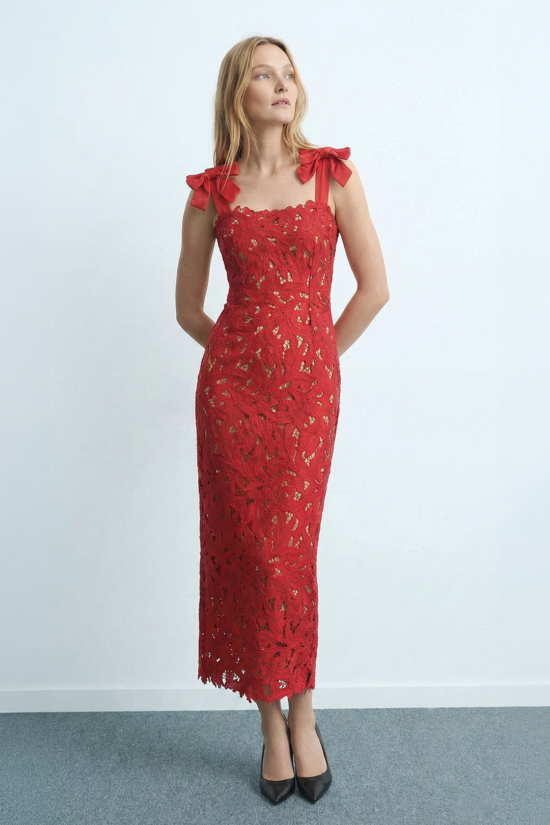 Fiyonk Detaylı Dantel Elbise 