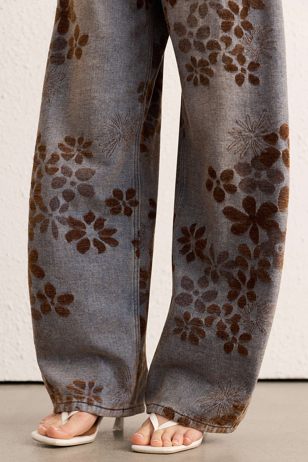 Çiçek Desenli Geniş Paçalı Kot Pantolon