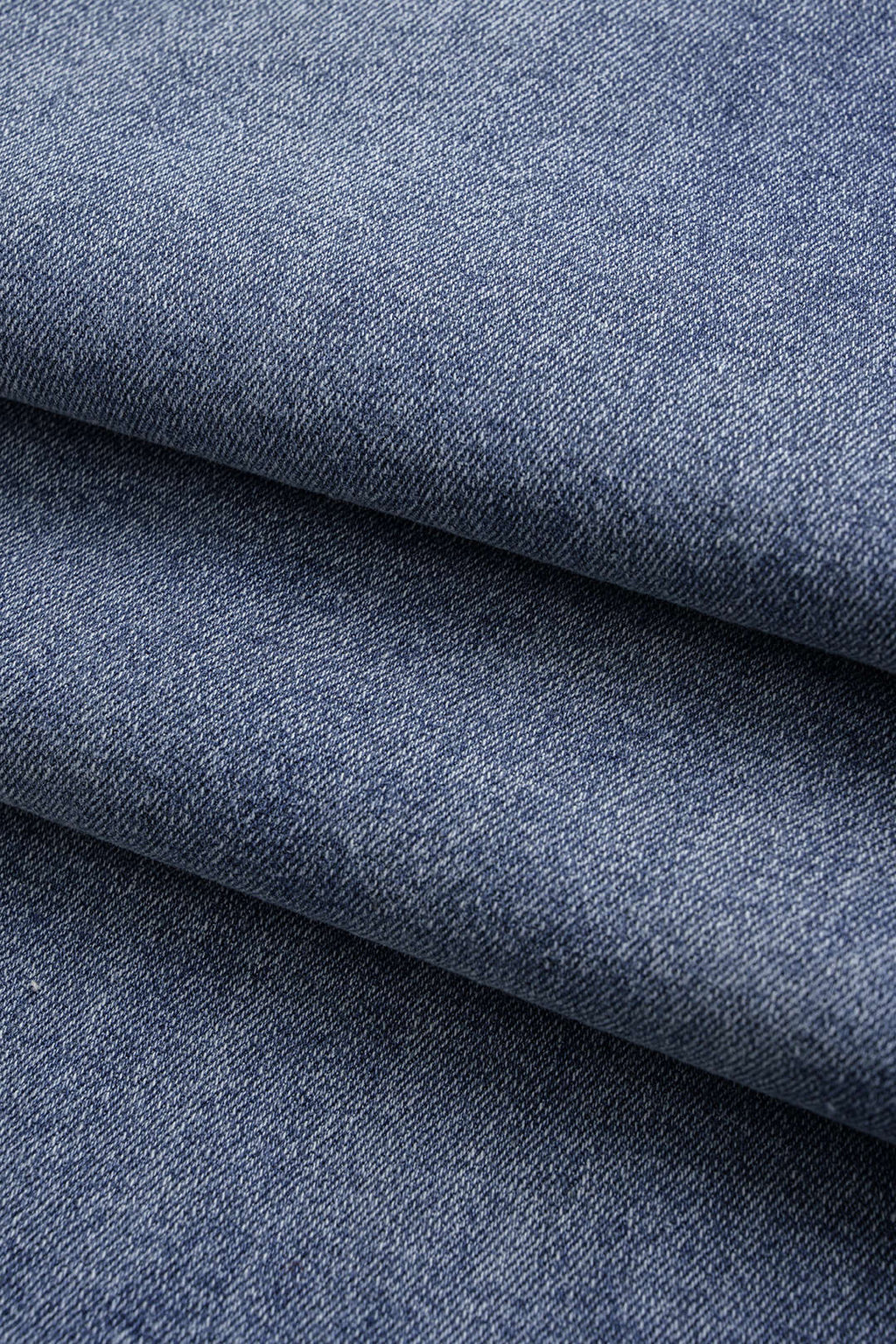 Paçaları kıvrılmış geniş paçalı kot pantolon