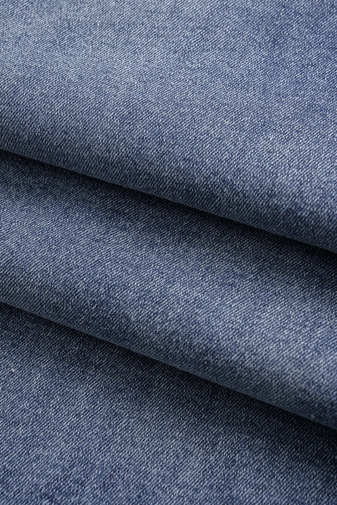 Paçaları kıvrılmış geniş paçalı kot pantolon