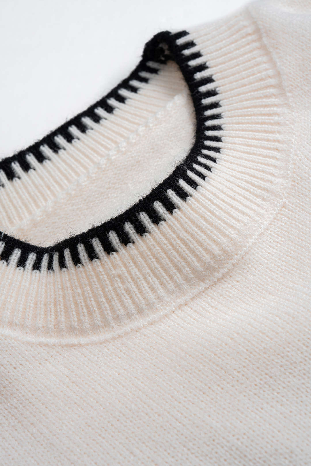 Vandoria Contrast Trim Knit Sweater