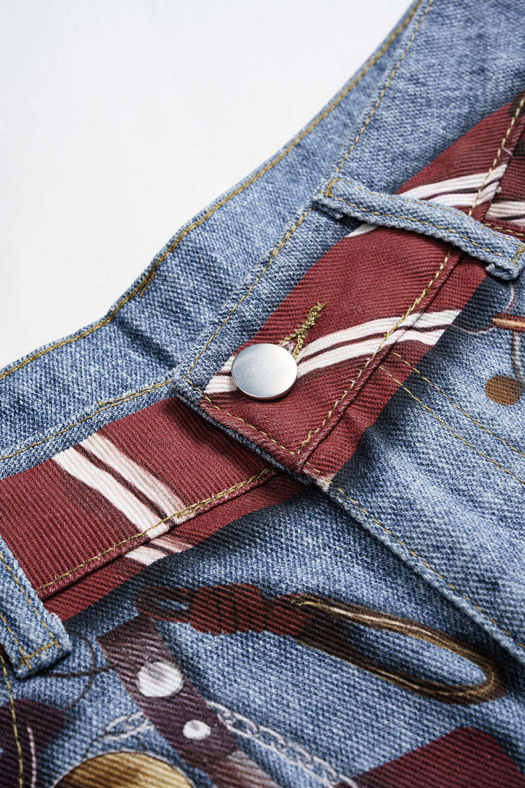 Dikkat Çekici Aksesuar: Geniş Paçalı Kot Pantolon